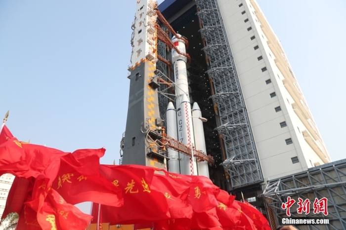 圖為轉(zhuǎn)運現(xiàn)場。攝影 邱立軍 黃國暢