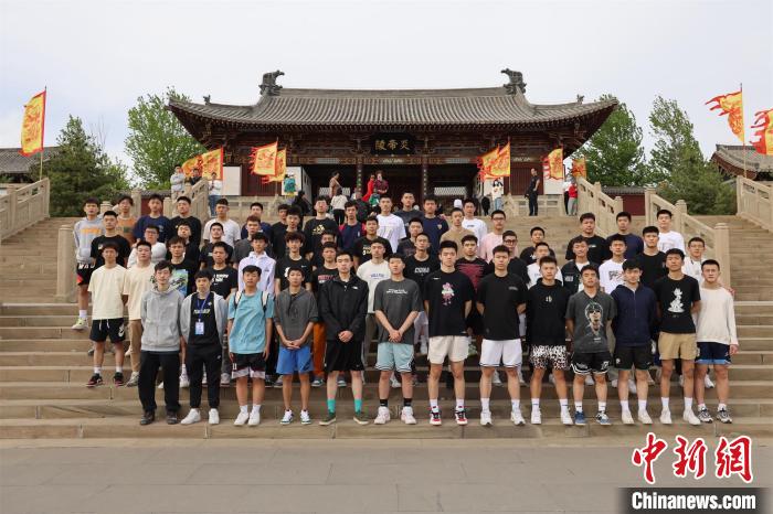比賽結(jié)束后，兩岸學(xué)生參訪高平炎帝陵?！≈鬓k方供圖