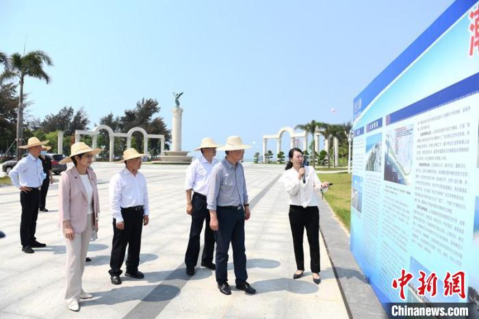 圖為蔡達(dá)峰一行了解北海銀灘景區(qū)改造提升工程情況。　林浩 攝