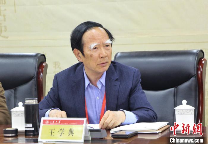 山東大學儒學高等研究院執(zhí)行院長、《文史哲》雜志主編王學典主持首場主題發(fā)言?！≮w曉 攝