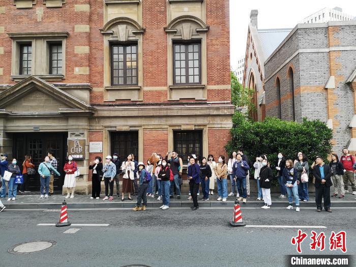 新階層人士走讀“外灘源”?！》队畋?攝