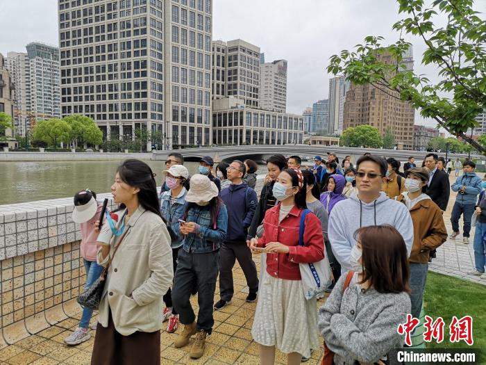 新階層人士走讀黃浦蘇州河沿岸?！》队畋?攝