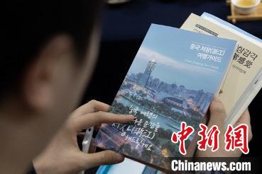 參展觀眾閱讀浙江文旅手冊(cè)?！《≌裾?攝