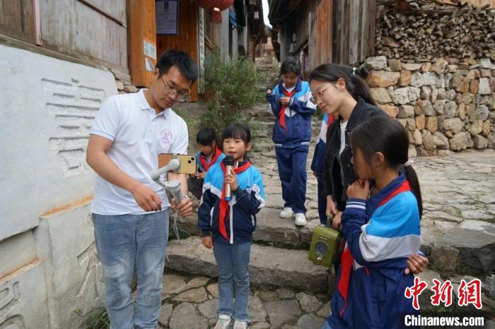 杜曉帆與該中心教師團隊積極探索文化遺產(chǎn)方法論，深耕鄉(xiāng)村遺產(chǎn)領域?！偷┐髮W國土與文化資源研究中心供圖