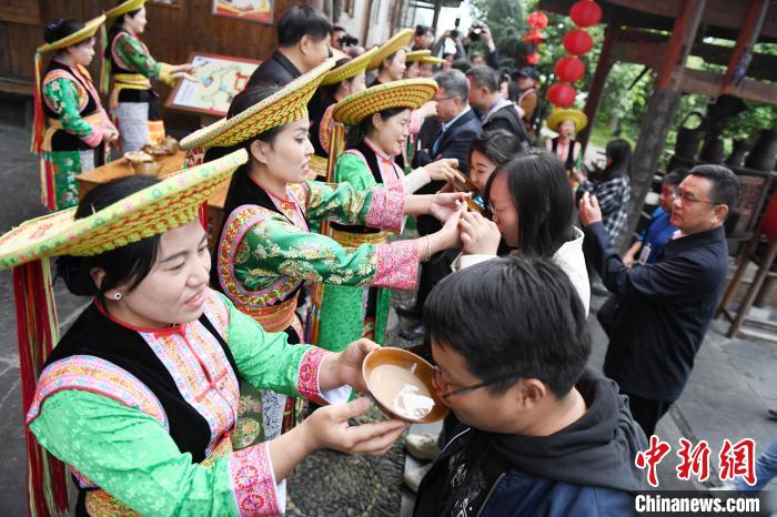 楓香瑤寨村民用攔門(mén)酒熱情迎接客人。　楊華峰 攝