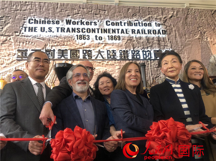 圖為（從右到左）方李邦琴、加州副州長康依蓮、舊金山市議長佩斯金、中國駐舊金山副總領(lǐng)事潘慶江在剪彩。人民網(wǎng)記者 鄧圩攝