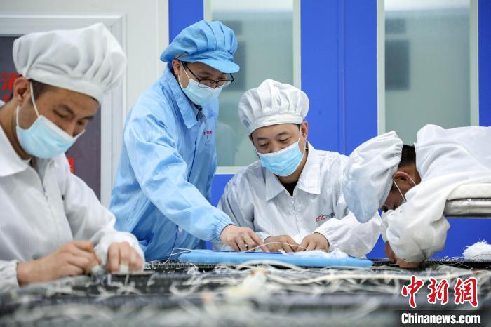 中國電科研究人員開展半剛性太陽電池陣相關(guān)研究測試?！≈袊娍?供圖