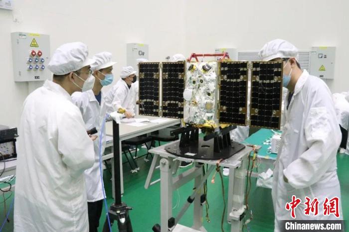 圖為大連1號(hào)—連理衛(wèi)星試驗(yàn)中。　大連理工大學(xué)供圖