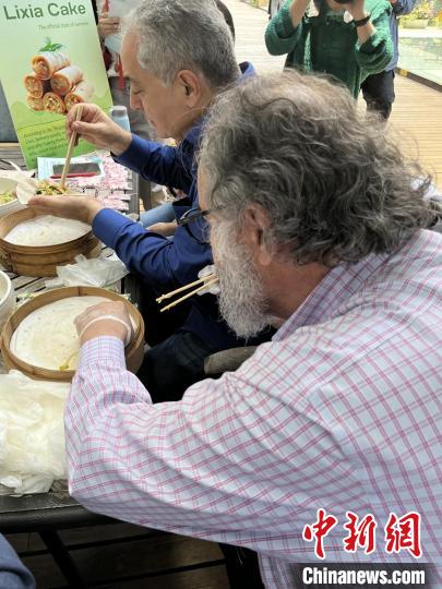 外交官們體驗做立夏餅?！∪A東師范大學供圖