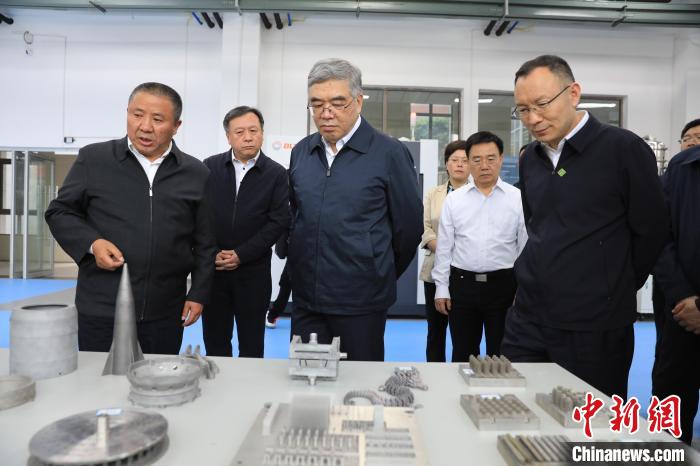 民進中央常務副主席朱永新率調研組赴四川開展重點考察調研。圖為在四川工程職業(yè)技術學院考察調研。　民進中央供圖