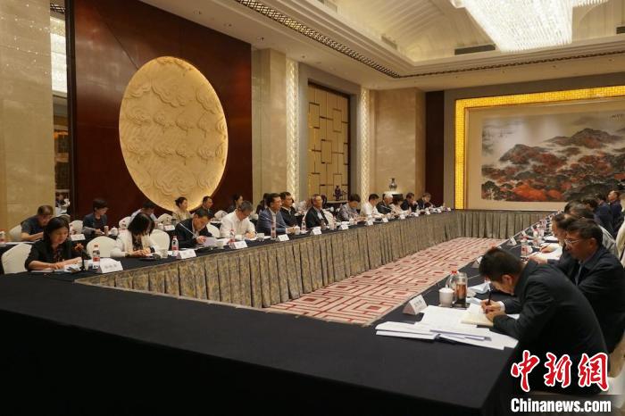 民進中央主席蔡達峰近日率調研組赴江蘇開展重點考察調研。圖為在調研座談會現(xiàn)場?！∶襁M中央供圖