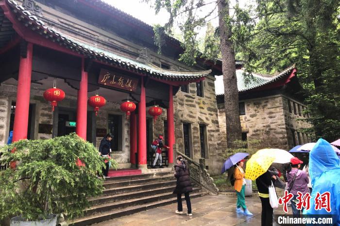 圖為在廬山抗戰(zhàn)博物館外，有不少等待參觀的游客。　吳鵬泉 攝