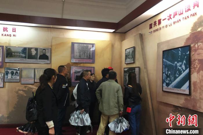 圖為游客在廬山抗戰(zhàn)博物館內(nèi)參觀?！蛆i泉 攝