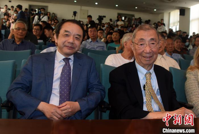 高能論壇開始前，丁肇中先生(右)與主持論壇的中科院高能所所長王貽芳院士合影?！?lt;a target='_blank' href='/'><p  align=