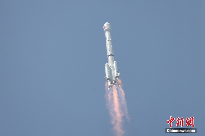 5月17日10時(shí)49分，我國在西昌衛(wèi)星發(fā)射中心用長征三號(hào)乙運(yùn)載火箭，成功發(fā)射第五十六顆北斗導(dǎo)航衛(wèi)星。該衛(wèi)星屬地球靜止軌道衛(wèi)星，是我國北斗三號(hào)工程的首顆備份衛(wèi)星。入軌并完成在軌測試后，將接入北斗衛(wèi)星導(dǎo)航系統(tǒng)。此次發(fā)射是北斗三號(hào)工程高密度組網(wǎng)之后，時(shí)隔3年的首發(fā)任務(wù)。朱磊 攝