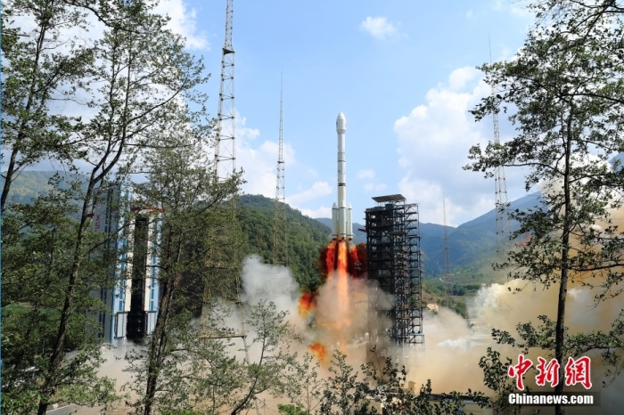 5月17日10時(shí)49分，我國在西昌衛(wèi)星發(fā)射中心用長征三號(hào)乙運(yùn)載火箭，成功發(fā)射第五十六顆北斗導(dǎo)航衛(wèi)星。該衛(wèi)星屬地球靜止軌道衛(wèi)星，是我國北斗三號(hào)工程的首顆備份衛(wèi)星。入軌并完成在軌測試后，將接入北斗衛(wèi)星導(dǎo)航系統(tǒng)。此次發(fā)射是北斗三號(hào)工程高密度組網(wǎng)之后，時(shí)隔3年的首發(fā)任務(wù)。楊志遠(yuǎn) 攝