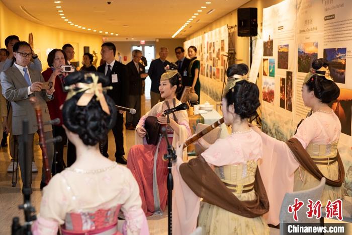 當(dāng)?shù)貢r(shí)間5月19日，中國常駐聯(lián)合國代表團(tuán)、中國文化和旅游部、泉州市人民政府在紐約聯(lián)合國總部聯(lián)合舉辦“茶和天下·雅集”主題展覽和招待會(huì)。圖為展覽現(xiàn)場泉州南音表演。 <a target='_blank' href='/' _fcksavedurl='/'><p  align=