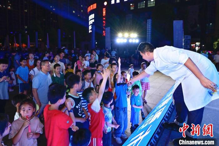 2023年鷹潭市“好奇心”科普節(jié)吸引了不少孩子踴躍參與?！≈鬓k方 供圖