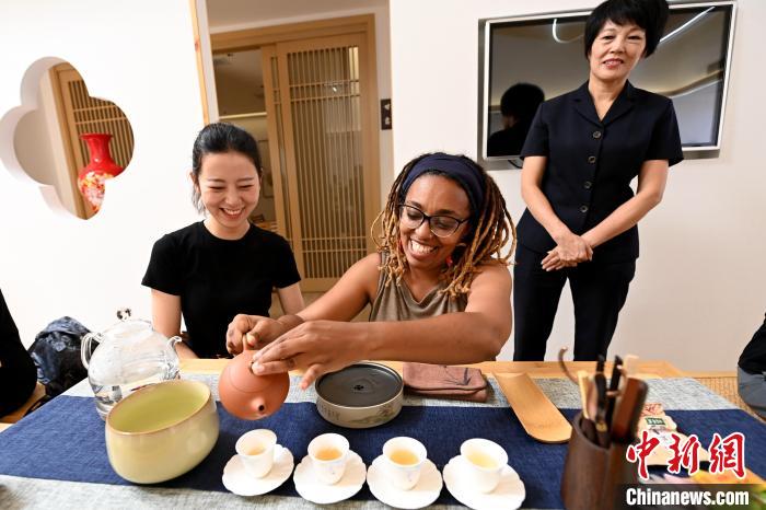 代表團(tuán)成員在漳州古城體驗(yàn)中國(guó)茶文化?！埥鸫?攝