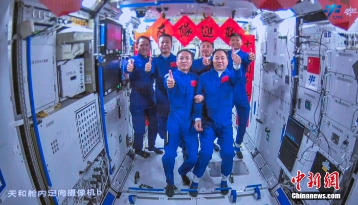 圖為神舟十五號航天員乘組與神舟十六號航天員乘組“全家福”。中國載人航天工程辦公室 供圖