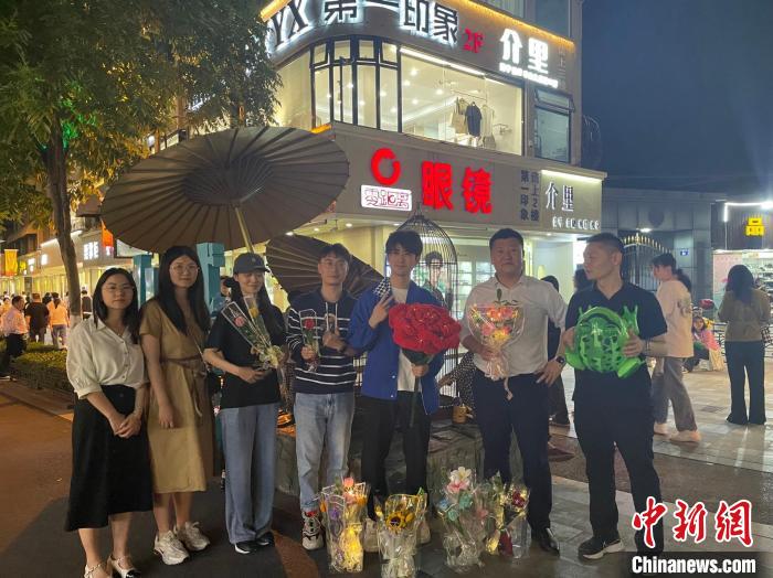 在東陽橫店，宣講團導(dǎo)師、成員與橫店演員(右三)合影。　 東陽市融媒體中心 供圖