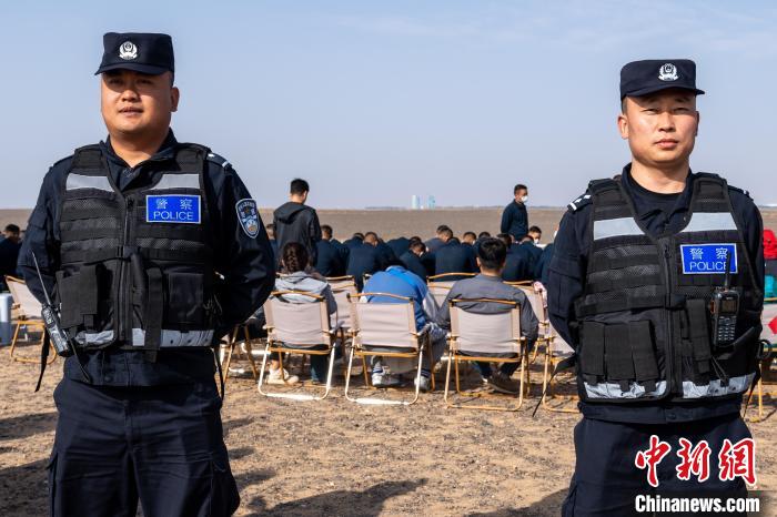 圖為承擔(dān)神舟十六號載人飛船安保任務(wù)的移民管理警察?！∨ｖ?攝
