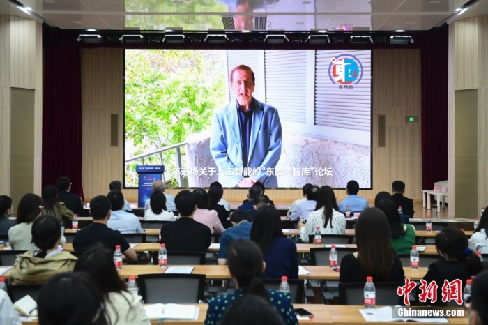 5月30日，<a target='_blank' href='/'>中新社</a>第二屆“東西問智庫”主題論壇在北京舉行，多位中外專家圍繞“AI革命與文明進(jìn)化”展開討論。圖為美國加州理工學(xué)院電氣工程和計算機(jī)科學(xué)教授、人工智能專家亞瑟·阿布-穆斯塔法通過視頻在論壇上作主旨演講。<a target='_blank' href='/'>中新社</a>記者 田雨昊 攝