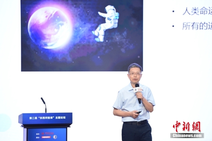 5月30日，<a target='_blank' href='/'>中新社</a>第二屆“東西問智庫”主題論壇在北京舉行，多位中外專家圍繞“AI革命與文明進(jìn)化”展開討論。圖為北京大學(xué)新聞與傳播學(xué)院教授胡泳在論壇上作主旨演講。<a target='_blank' href='/'>中新社</a>記者 田雨昊 攝
