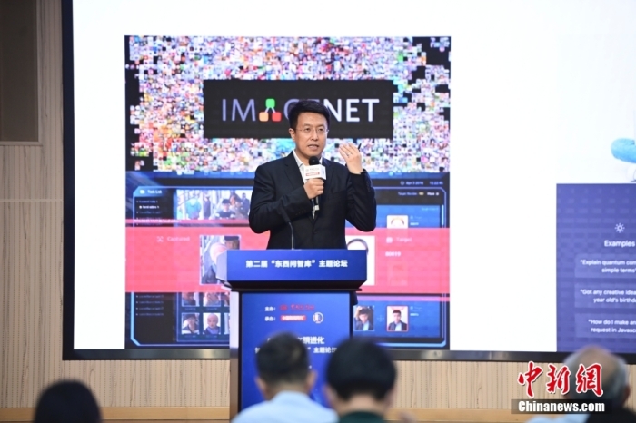 5月30日，<a target='_blank' href='/'>中新社</a>第二屆“東西問智庫”主題論壇在北京舉行，多位中外專家圍繞“AI革命與文明進(jìn)化”展開討論。圖為商湯智能產(chǎn)業(yè)研究院創(chuàng)始院長田豐在論壇上作主旨演講。<a target='_blank' href='/'>中新社</a>記者 田雨昊 攝