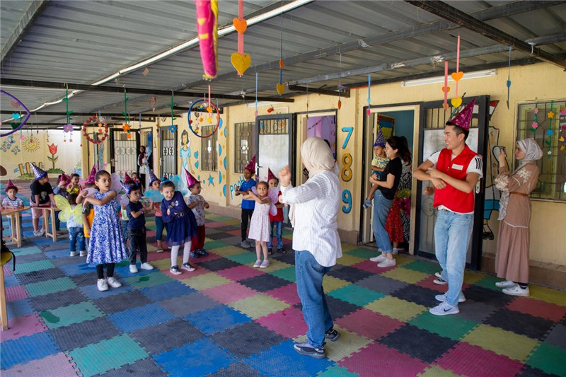 圖為中埃青年志愿者在埃及新開羅幼兒園開展“志愿服務(wù)伴成長，中埃攜手慶六一”活動。中建埃及分公司供圖