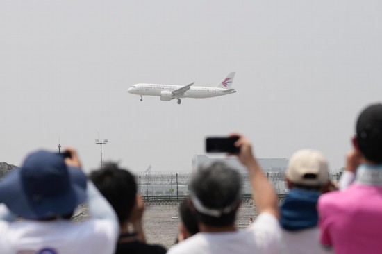5月28日，C919首個商業(yè)航班東航MU9191飛抵北京首都國際機場。新華社記者鞠煥宗攝