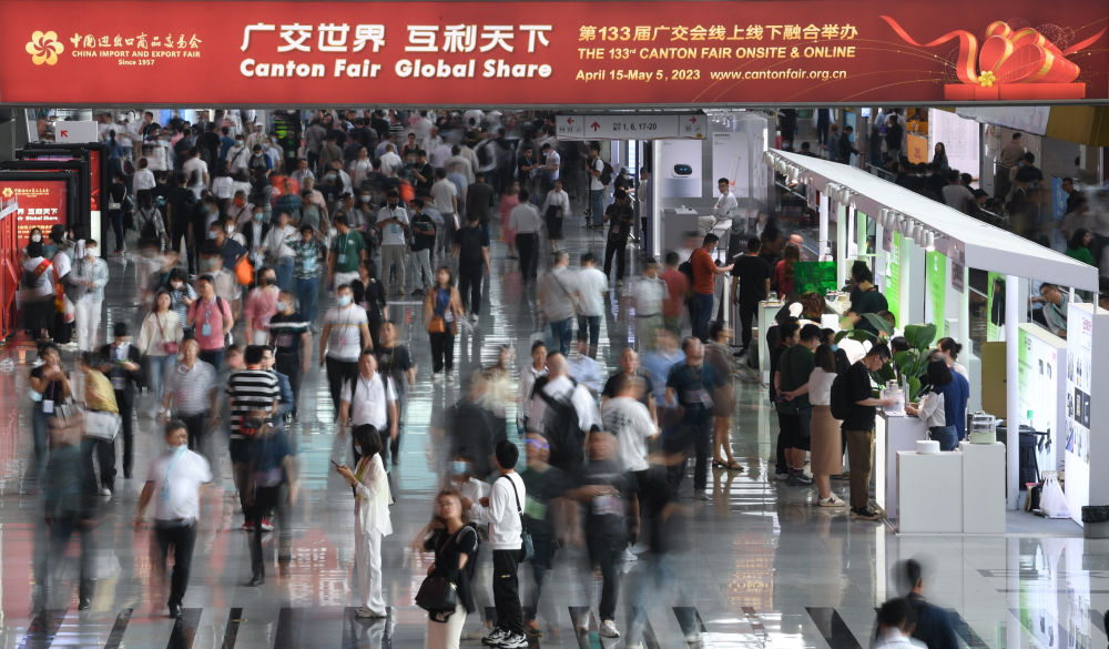 這是4月15日拍攝的廣交會(huì)現(xiàn)場(chǎng)。第133屆中國(guó)進(jìn)出口商品交易會(huì)（廣交會(huì)）全面恢復(fù)線下展，吸引220多個(gè)國(guó)家和地區(qū)的數(shù)十萬(wàn)采購(gòu)商報(bào)名參會(huì)。新華社記者 鄧華 攝