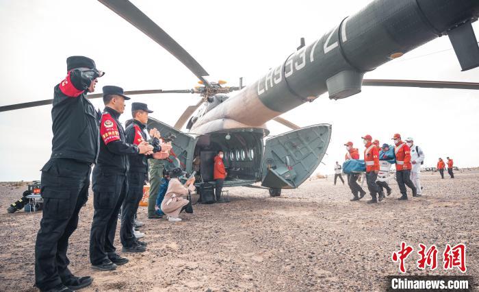 圖為阿拉善邊境管理支隊民警目送航天員登機離開?！缇?攝
