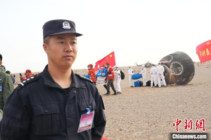 圖為阿拉善邊境管理支隊民警在著陸場開展安保工作?！埥?攝