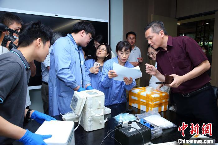 科研人員清點、查看隨神舟十五號返回地面的空間科學(xué)實驗樣品?！≈锌圃嚎臻g應(yīng)用中心 供圖