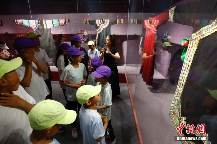 圖為藏族青少年們參觀民族博物館。<a target='_blank' href='/' _fcksavedurl='/'><p  align=