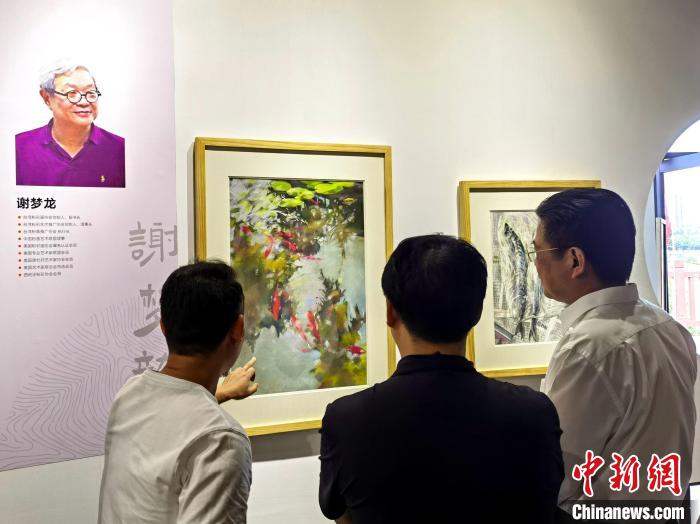 “求同存藝——海峽兩岸藝術(shù)家畫展”展出百余幅兩岸藝術(shù)家畫作?！「毒窜?攝