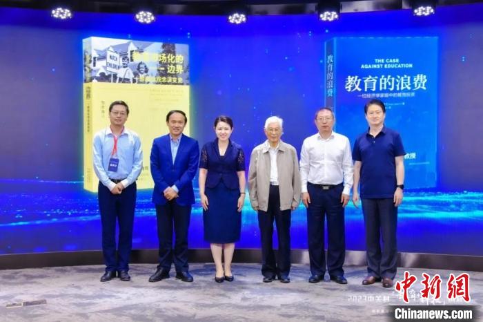 數(shù)智時代教育面臨怎樣的新機(jī)遇？專家：積極挖潛創(chuàng)新、謹(jǐn)慎應(yīng)對挑戰(zhàn)