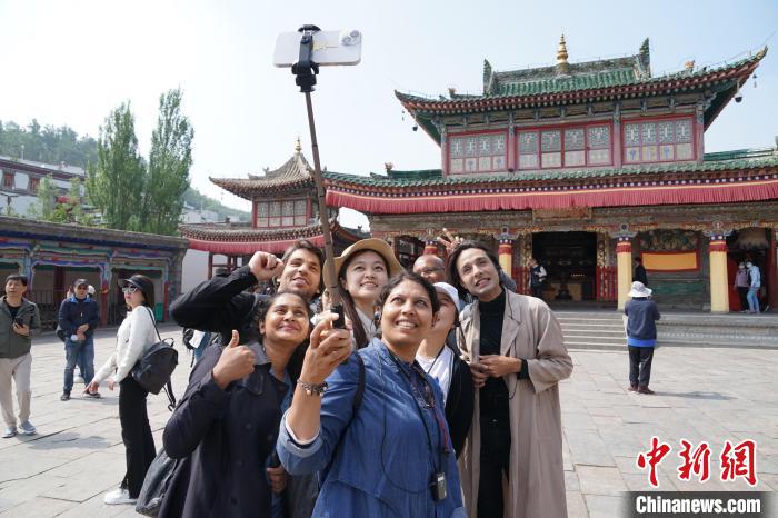 圖為外國(guó)記者在塔爾寺合影?！●R銘言 攝