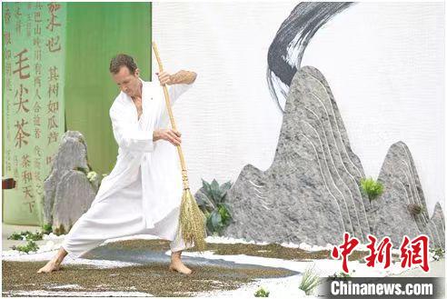 圖為《信陽(yáng)毛尖·茶舞》沉浸式藝術(shù)表演?！⌒抨?yáng)市委宣傳部供圖