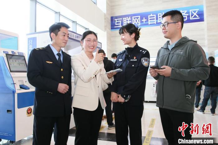 4月10日，安徽合肥，一家運(yùn)輸企業(yè)負(fù)責(zé)人在工作人員的指導(dǎo)下，使用小程序辦理車管業(yè)務(wù)?！『戏示焦﹫D