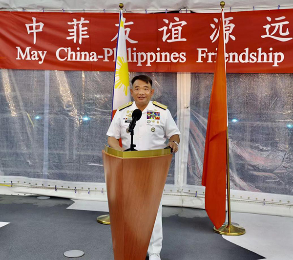 菲海軍司令阿達奇代表菲馬科斯總統(tǒng)歡迎“戚繼光”艦到訪。中國駐菲律賓大使館供圖