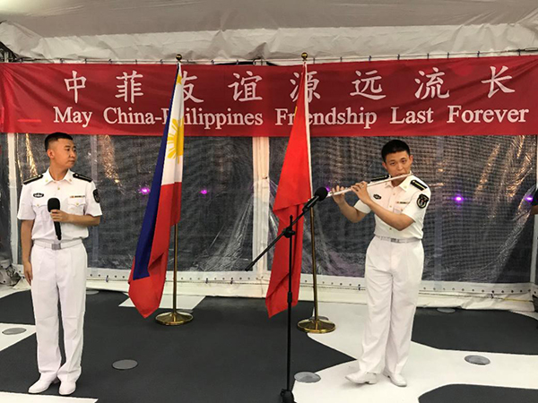 艦上官兵表演歌舞、民樂、武術等節(jié)目。中國駐菲律賓大使館供圖