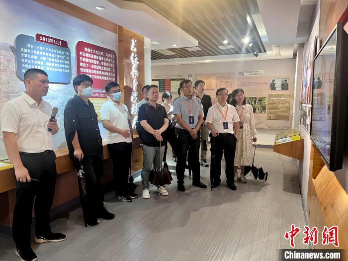 與會(huì)人員在后陳村走訪。　董易鑫 攝