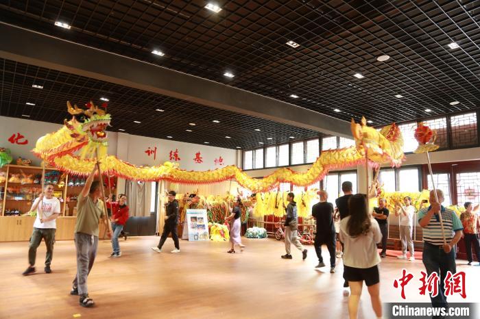 臺胞臺屬體驗(yàn)舞龍?！≈芪的裙﹫D