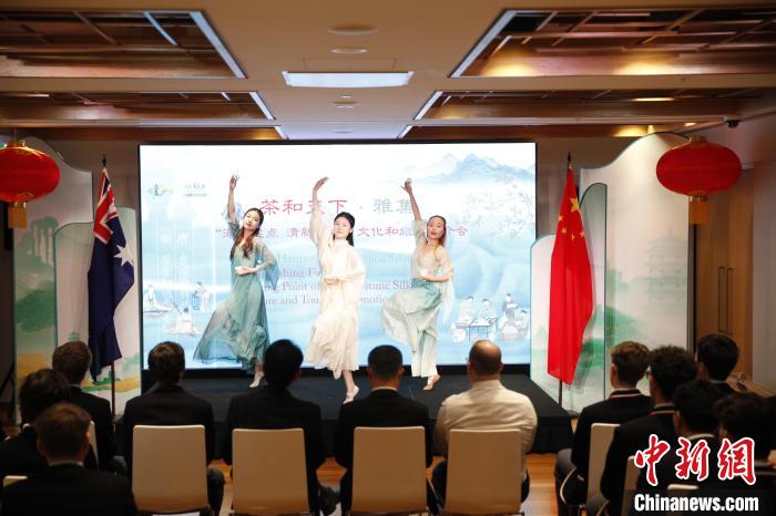 澳大利亞悉尼中學(xué)生參加“茶和天下”雅集文化體驗(yàn)活動。圖為悉尼夕月組合的茶舞表演《福茶香飄》?！☆檿r宏 攝