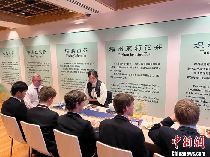 澳大利亞悉尼中學(xué)生參加“茶和天下”雅集文化體驗(yàn)活動?！☆檿r宏 攝