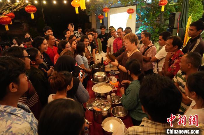 現(xiàn)場包粽子教學(xué)。陶暹光攝