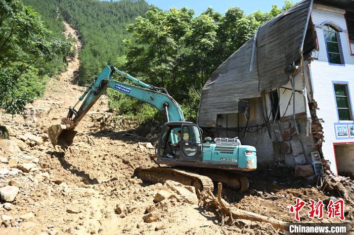 圖為重慶萬州救援現(xiàn)場。　陳超 攝