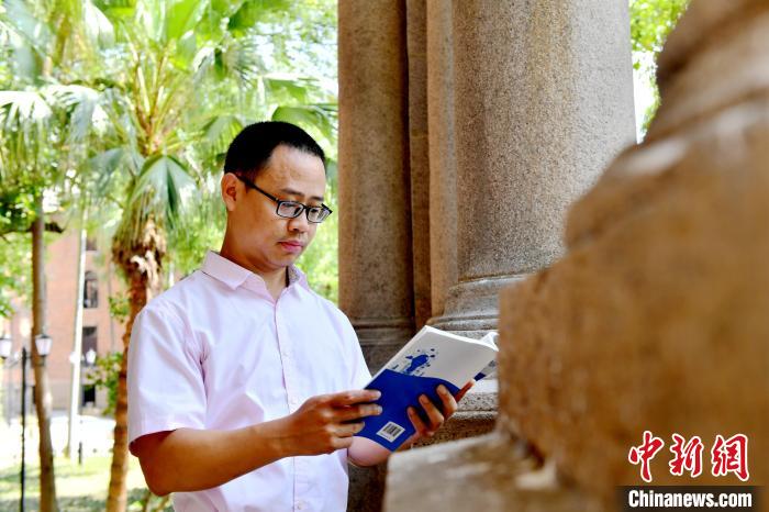 圖為福建師范大學教育學院臺灣教師陳昭志正在看書?！蚊?攝